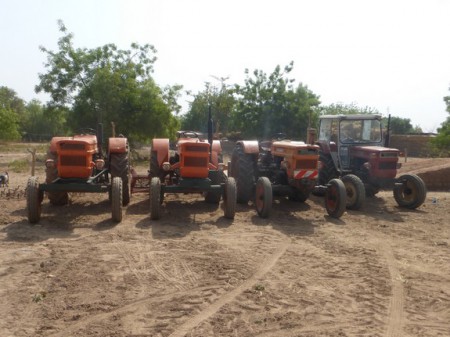 Livraison de 4 tracteurs et cover-crop pour un début de mécanisation (01/2017) 